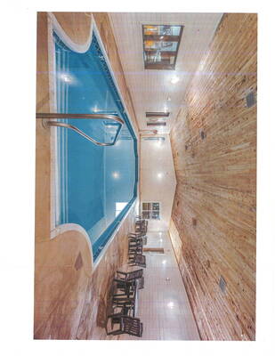 44 Room Motel with Indoor Swimming Pool Near US CANADA Border