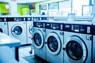 UNATTENDED COIN LAUNDROMAT