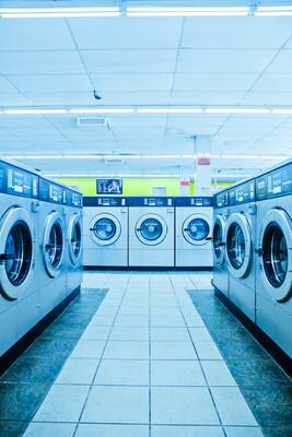 UNATTENDED COIN LAUNDROMAT