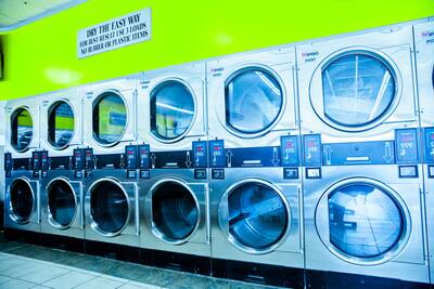 UNATTENDED COIN LAUNDROMAT