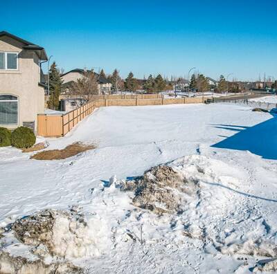 Spacious & Large Lot For Sale, Saskatoon SK