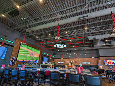 NEW ** Shoeless Joe's Sports Grill 80 mins NE of GTA  - Fantastic location